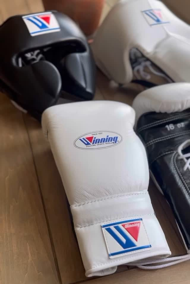 Customizable White and Black Winning Boxing Sets With Cheeks Head Guard